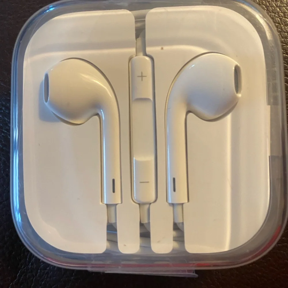 New Apple iPhone iPod Ear Buds in case